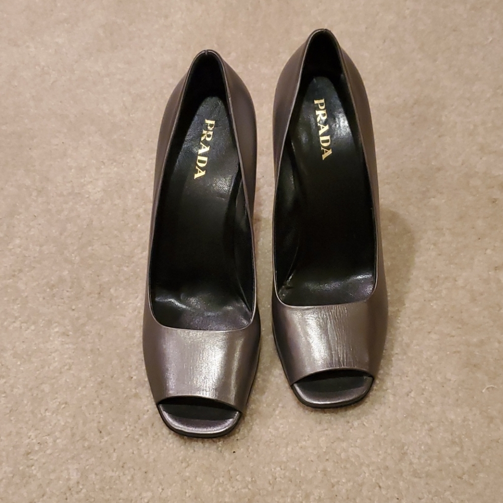 Authentic PRADA pumps - Picture 2 of 5